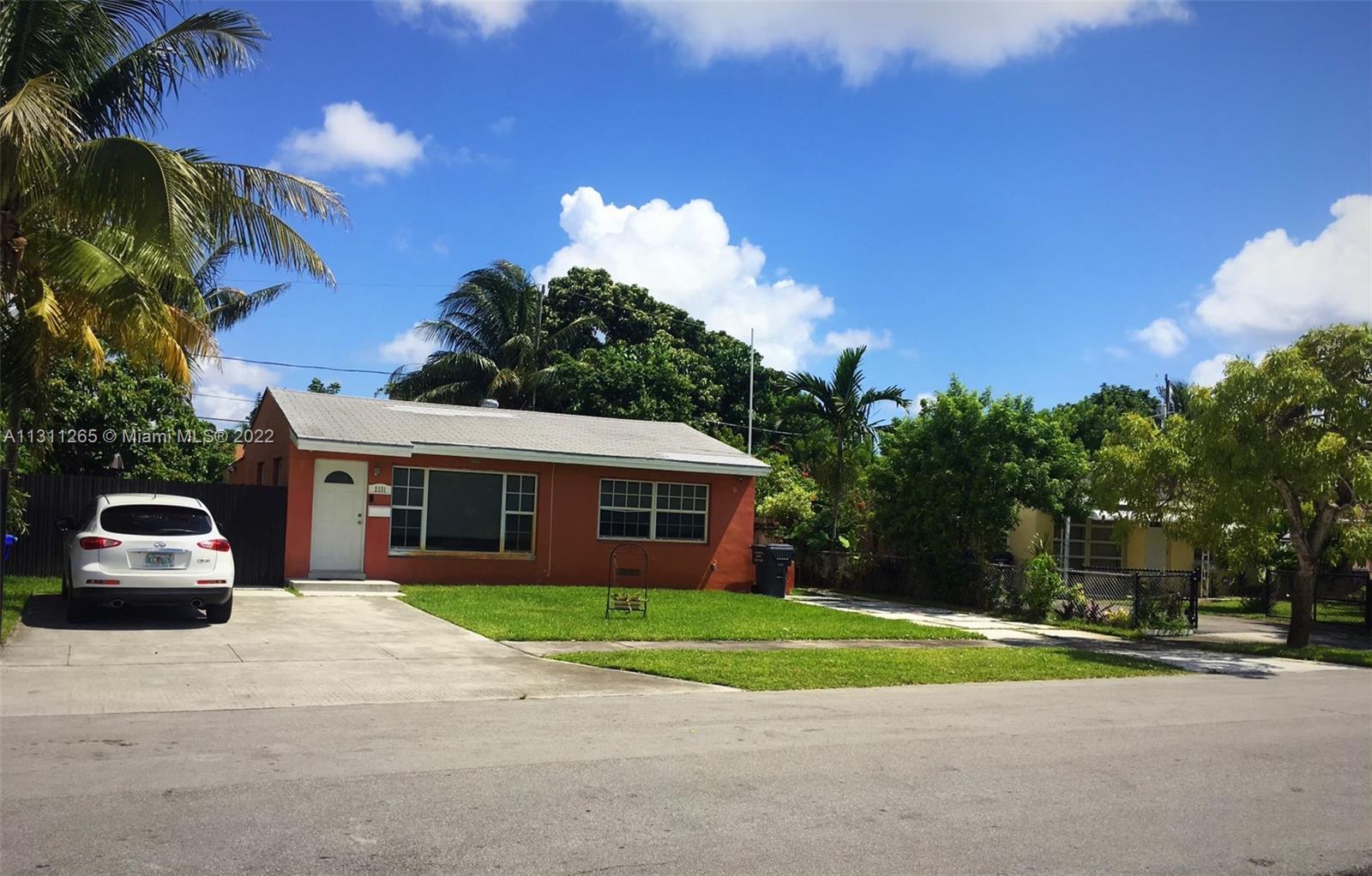 Property in prime area between Pembroke Pines and Hollywood Beach; with a extra living quarter in th