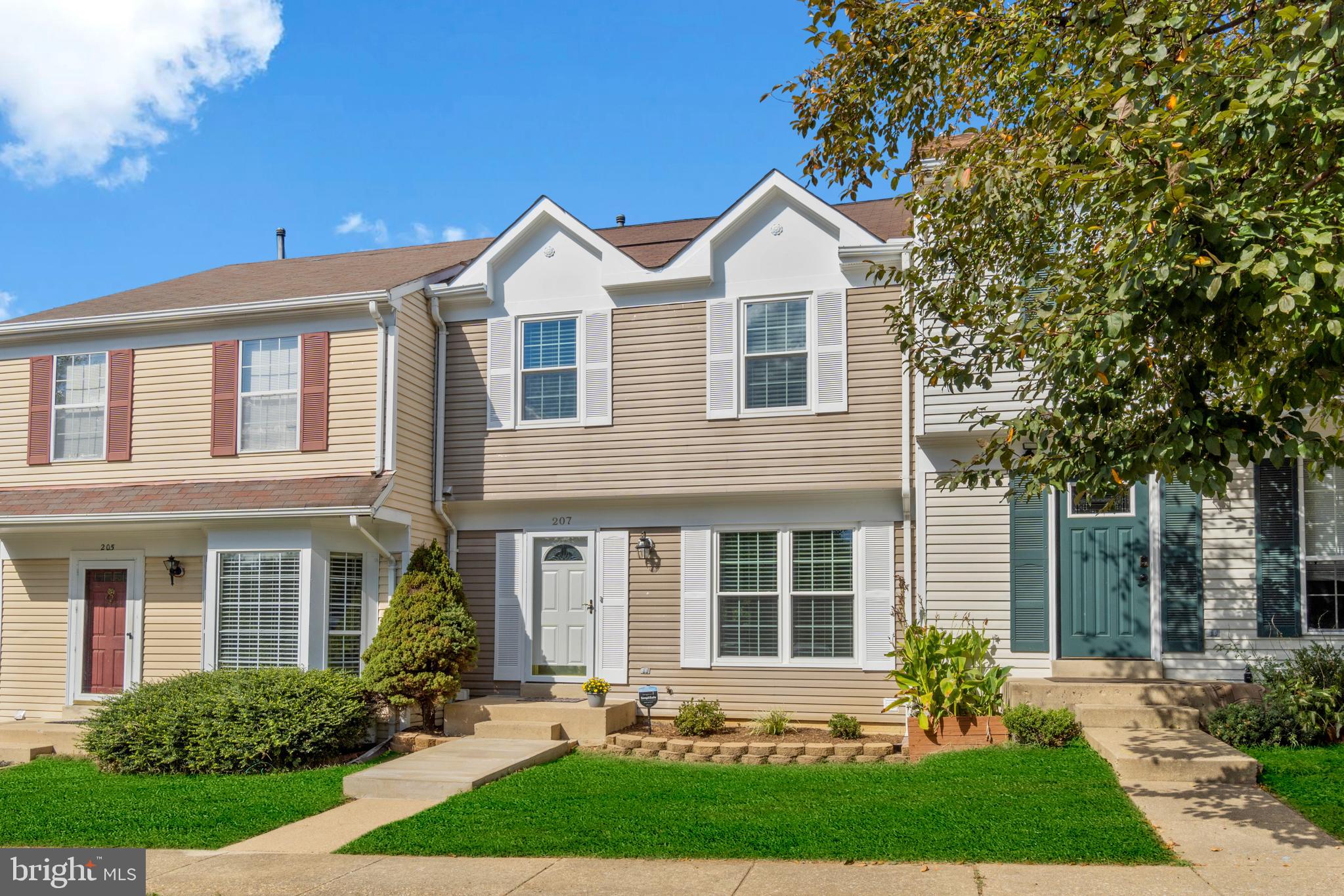 Swoop in on this charming townhome in the coveted Hampton Oaks community of North Stafford. From the