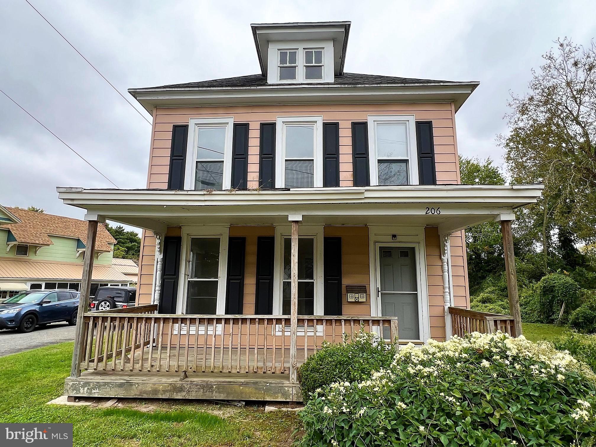 This  3 bedroom, 1 and a half bath colonial sits on over an oversized corner lot within a few blocks
