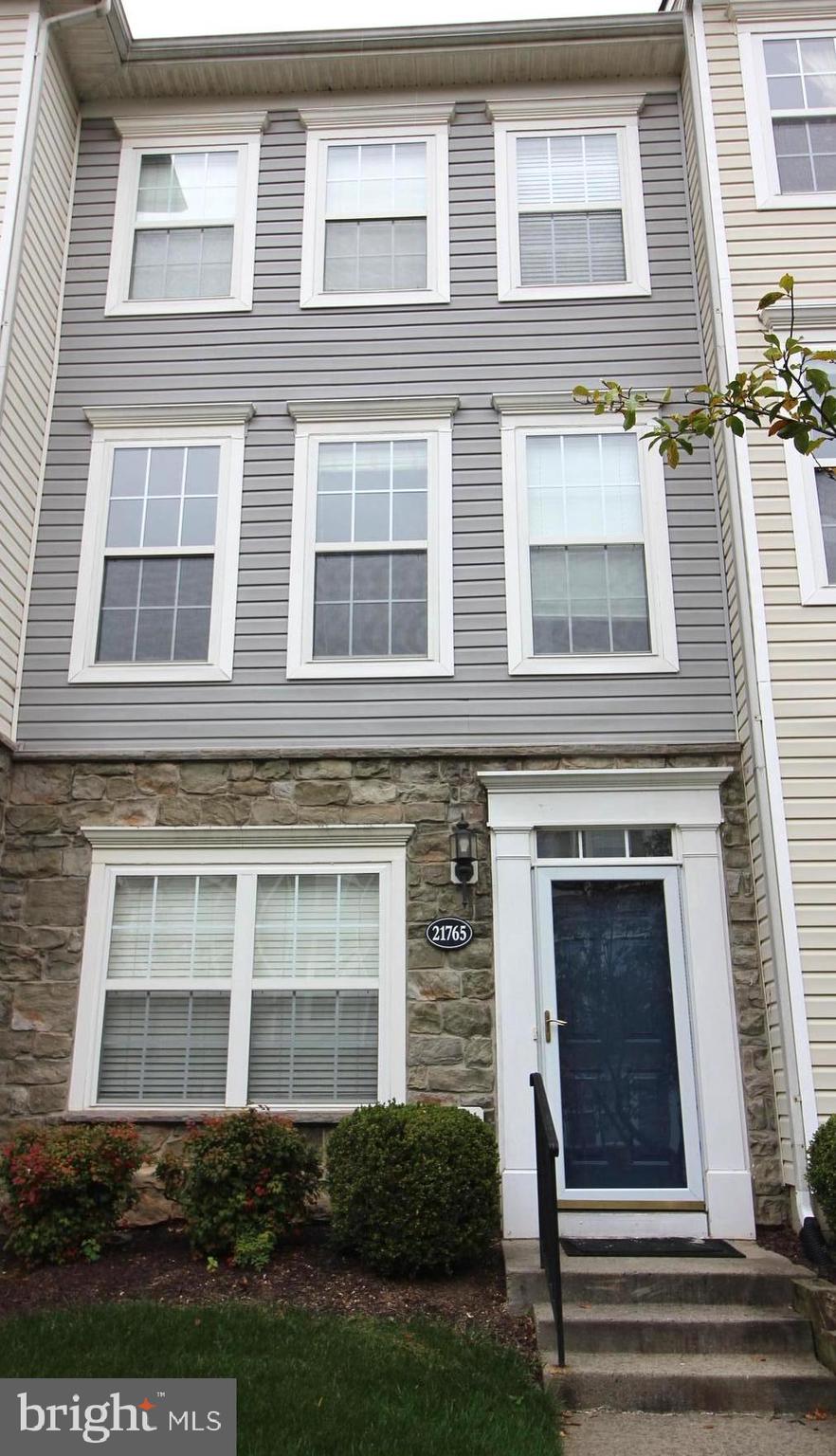 Beautiful light-filled condo townhome in Parkside community of Ashburn with 1024 square feet interio