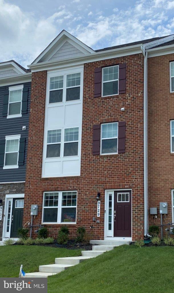 This Town home locaed near opened green space is situated near privacy. This Columbus townhome offer