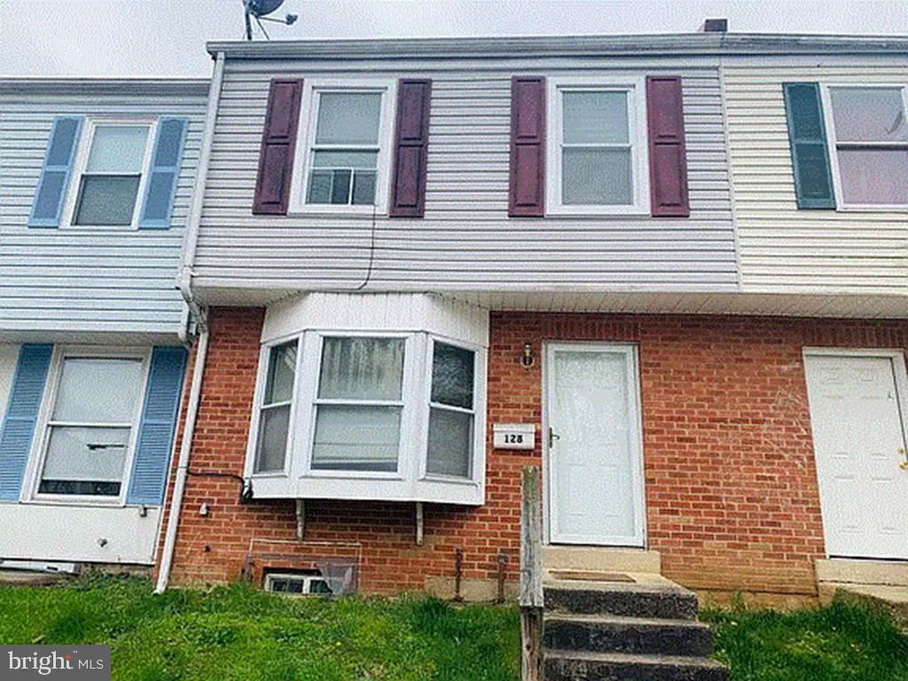 Good opportunity for investors! This 3 bedroom 1 bath home is located in Newark, making traveling to