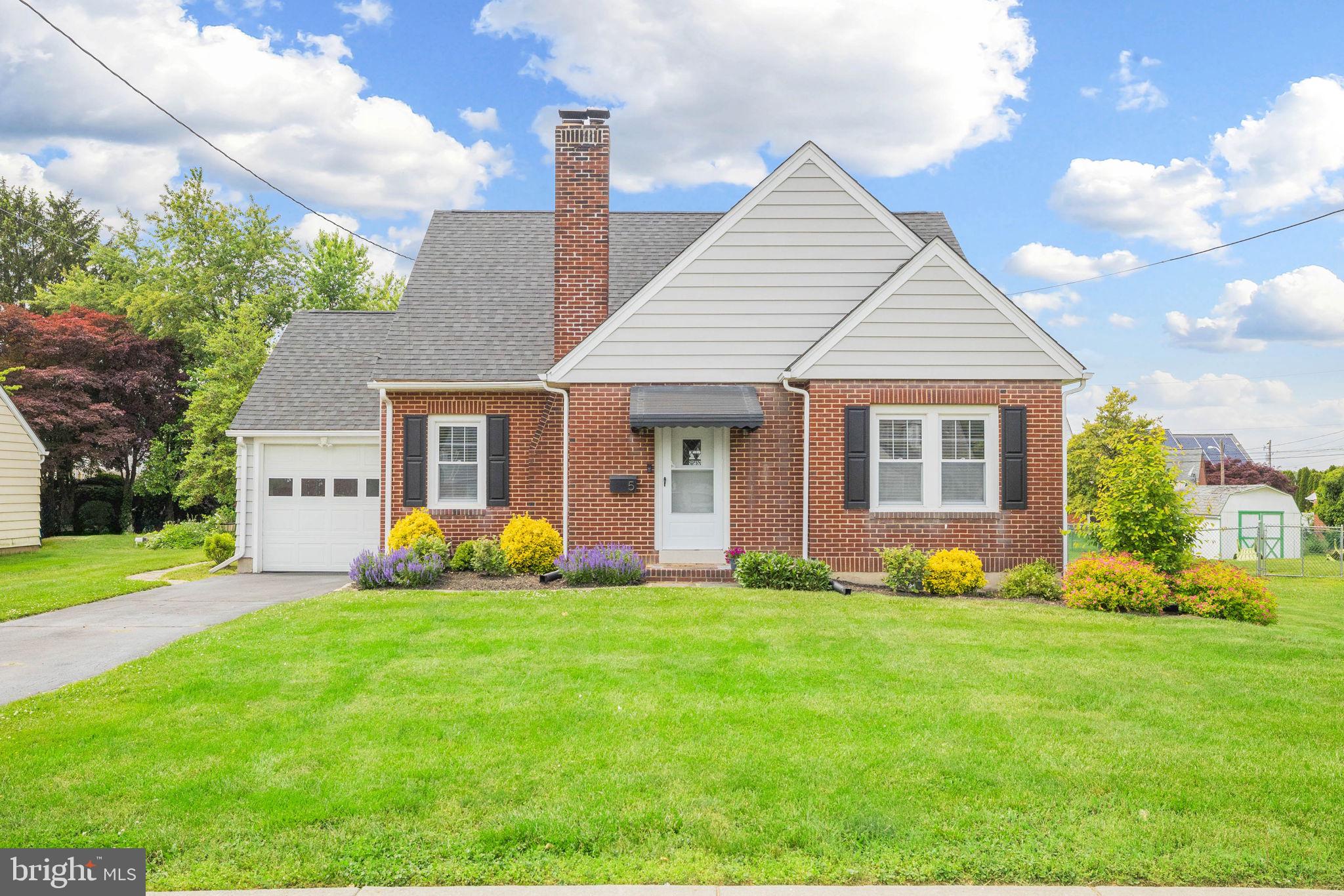 You can't help but fall in love with the curb appeal of this charming Cape Cod home! 

Stepping thro