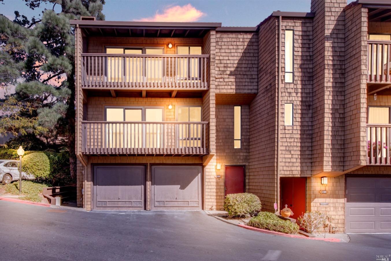 This beautiful townhome is located in East Vallejo. A spacious 1,630 sq ft end unit. Full-sized wash
