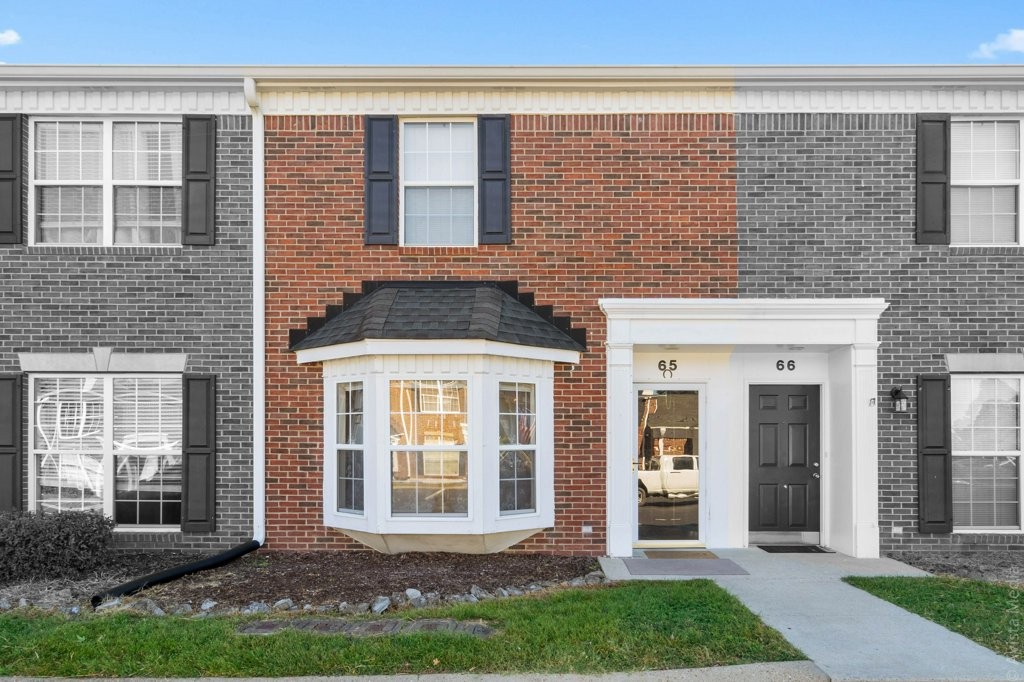 Charming updated 2 bedrooms, 1.5 bath brick townhome located just 20 minutes from downtown Nashville